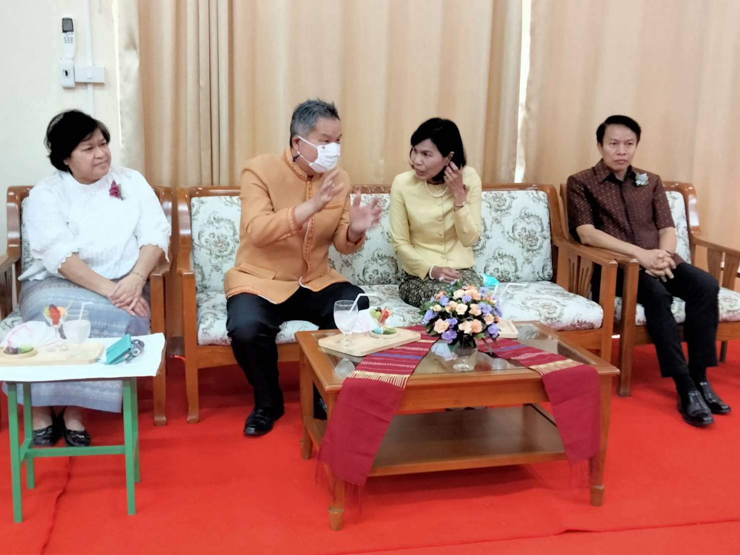 อธิบดีกรมกิจการสตรีและสถาบันครอบครัวมอบวุฒิบัตรและเปิดศูนย์บริการแม่เลี้ยงเดี่ยวฯที่ศรีสะเกษ 