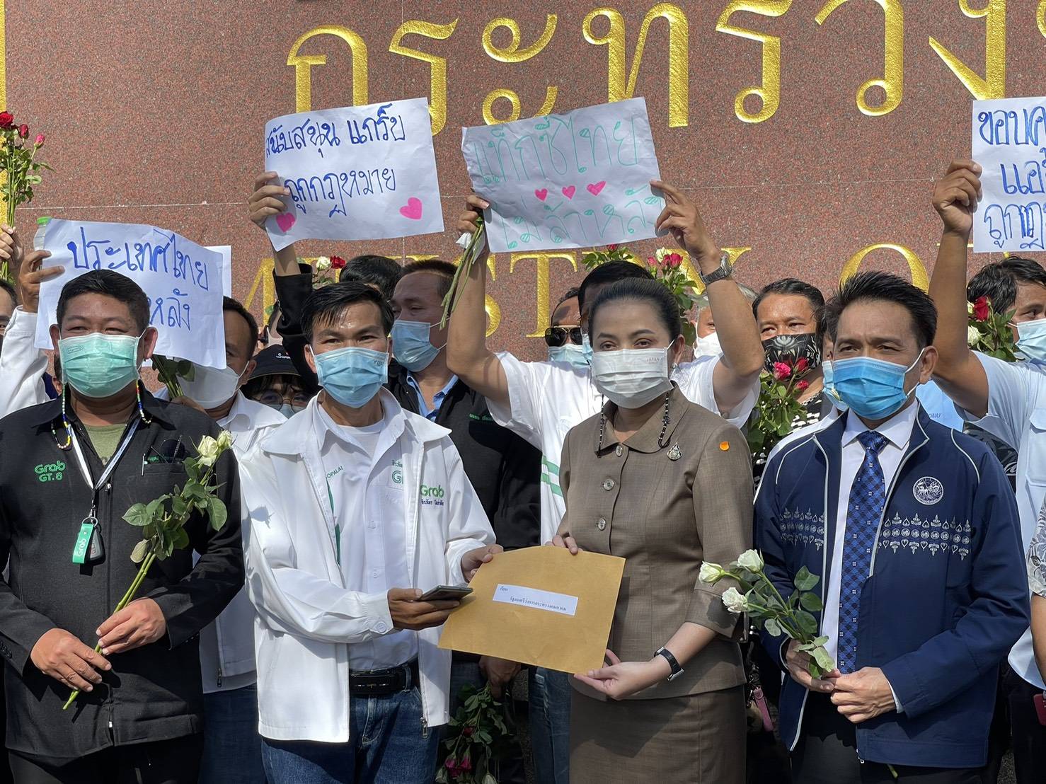 กลุ่มแท็กซี่ 4.0 – คนขับอิสระ หนุน "ก.หูกวาง" เดินหน้า "กม. แอปเรียกรถ" ย้ำถึงเวลาปรับตัว ชี้เป็นประโยชน์คนไทย