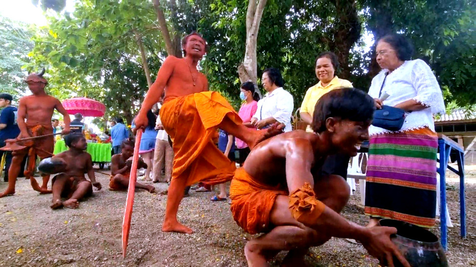วัดหนองกระทุ่ม ราชบุรี จัดพิธีตักบาตรเทโววันออกพรรษา พร้อมแสดง “เปรต–ผีนรก” เตือนใจละเว้นบาป