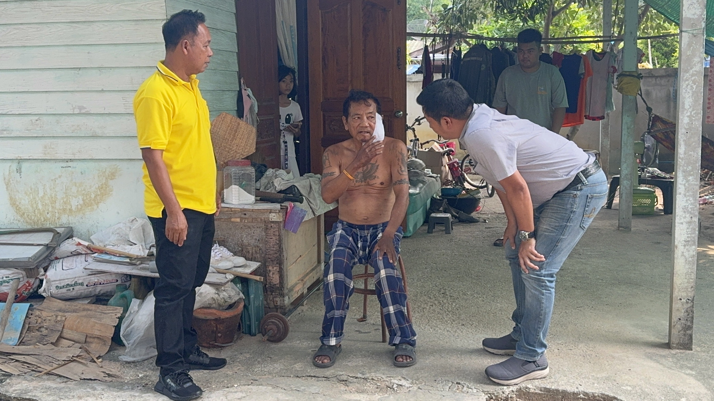   เปิดใจชายถูกหนุ่มคลั่งแทงคอกลางห้างดังสัตหีบ ล่าสุดพ้นขีดอันตรายกลับมารักษาตัวที่บ้าน 