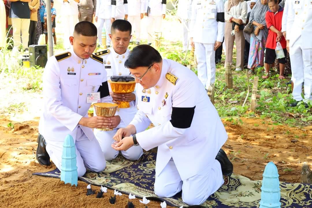 "ในหลวง"โปรดเกล้าฯพระราชทานดินฝังศพเป็นกรณีพิเศษ​และพระราชทานพวงมาลา"พลทหาร อนุวัฒ  เหมรา"  