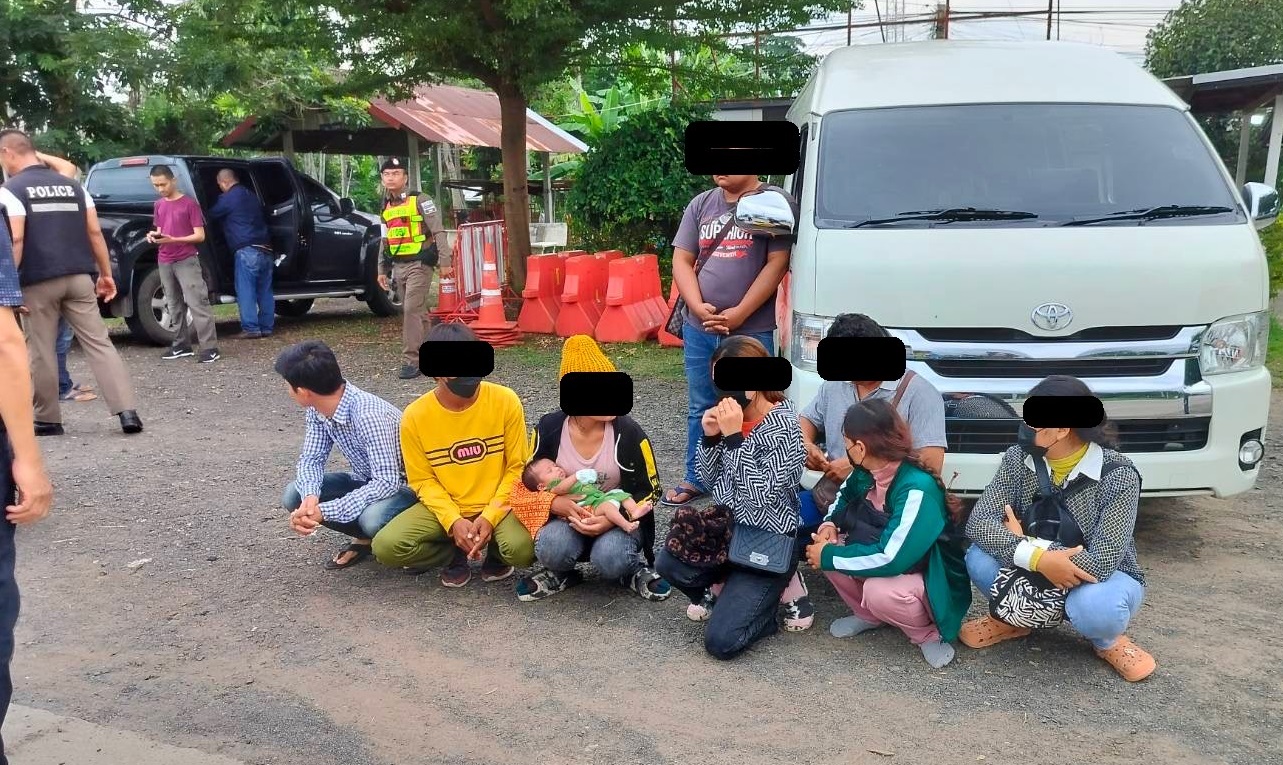ตม.บุรีรัมย์ สนธิกำลัง กกล.สุรนารี และ ภ.จว.บุรีรัมย์ จับรถตู้ขนต่างด้าวชาวกัมพูชาลักลอบไปทำงานในพื้นที่ กทม.