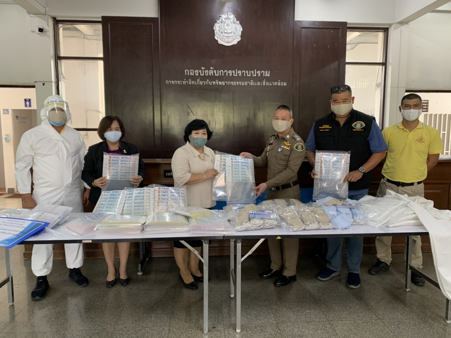 สำนักงานอาชีวะ-สารพัดช่างพระนคร-ธนพรคลีนิก จับมือตำรวจป่าไม้ แจกหน้ากากผ้า-Face shield ป้องกันโควิด-19 ให้ตำรวจป่าไม้