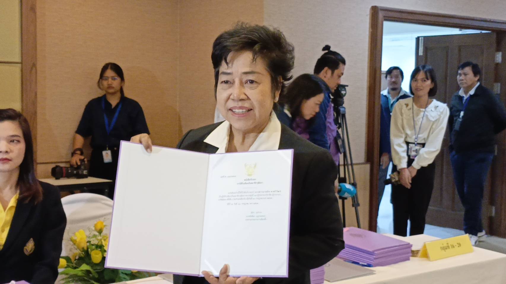"สว.ป้ายแดง"  ทยอยรับหนังสือรับรอง ก่อนไปรายงานตัวที่รัฐสภา "นวลนิจ" เสนอสัดส่วน "ผู้หญิง" นั่งประมุขสภาสูง