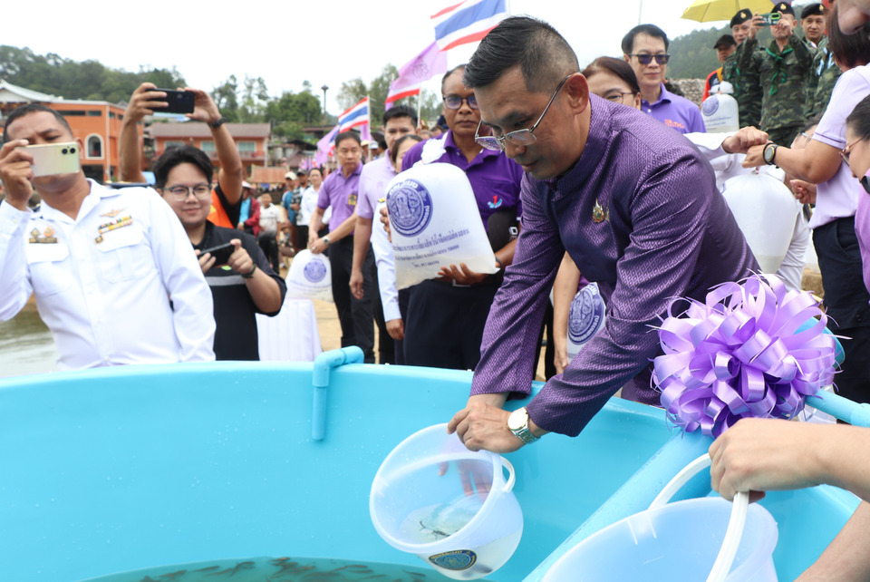 แม่ฮ่องสอนปล่อยปลา 2 แสนตัวเฉลิมพระเกียรติ “พระบรมราชินี” พร้อมปลูกซากุระบ้านรักไทย สร้างปอดสีเขียวแห่งใหม่