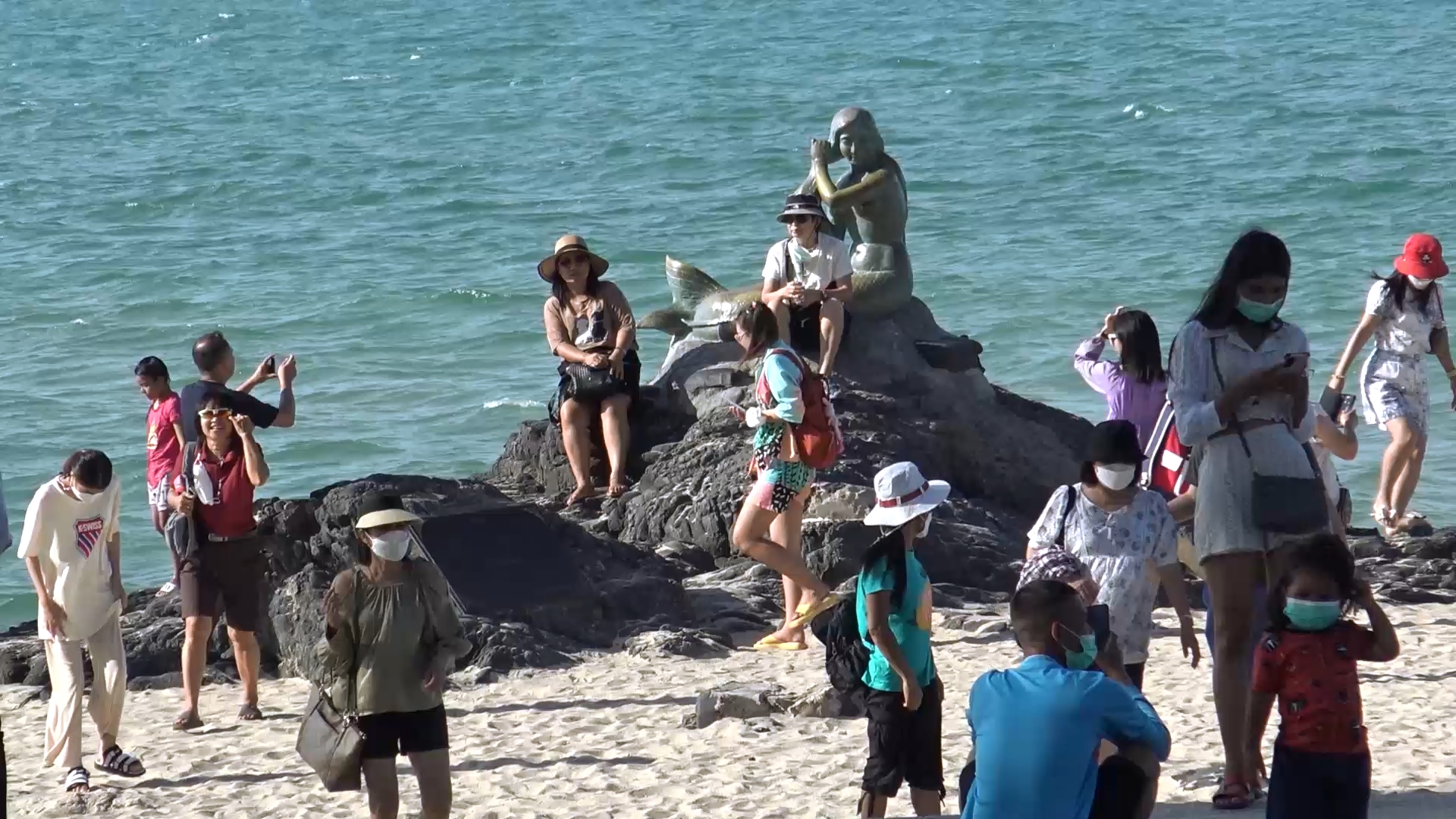 วันหยุดยาวชายหาดสมิหลาและชลาทัศน์คึกคัก