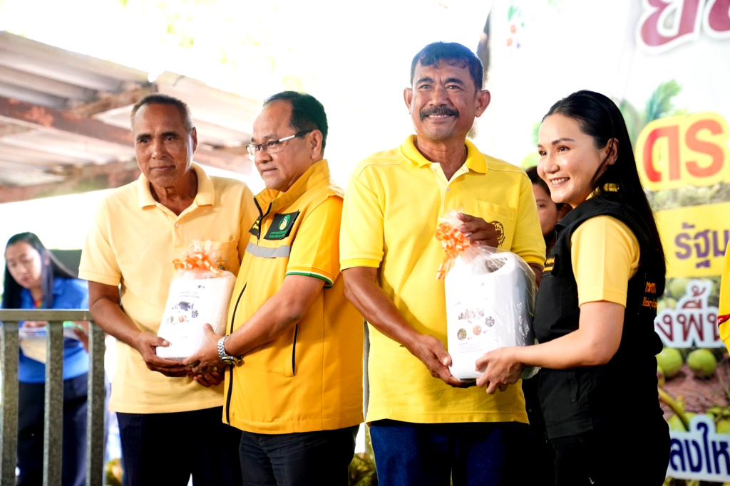 กยท. ร่วมคณะ "รมว.นฤมล" ลงพื้นที่สงขลา มอบ ‘น้ำหมักชีวภาพปลาหมอคางดำ’ แก่เกษตรกร