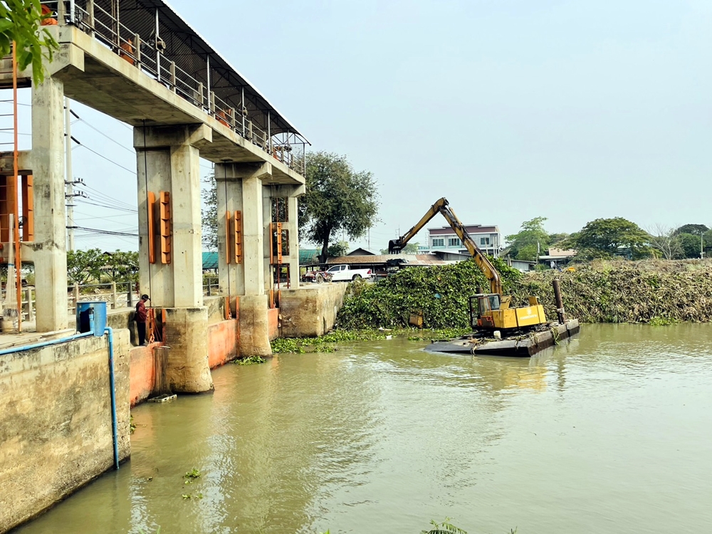 โครงการส่งน้ำฯผักไห่ ร่วมกับฝ่ายเครื่องจักรกลเรือขุดและเรือกำจัดวัชพืชที่ 5 เร่งกำจัดวัชพืชบริเวณ ปตร.ลาดชะโด 