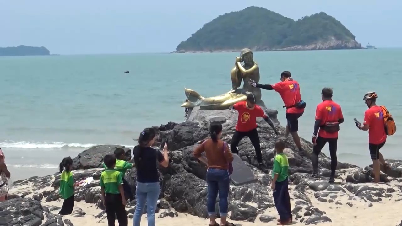 ท่องเที่ยวชายหาดสมิหลาคึกคักเจอแสงแดดอีกครั้งหลังฟ้าหลัวมาตลอดสัปดาห์ 