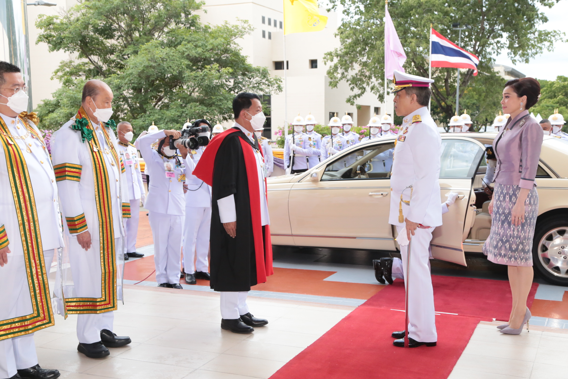 'ในหลวง-พระราชินี'พระราชทานปริญญาบัตรแก่ผู้สำเร็จการศึกษามสธ.วันที่ 3
