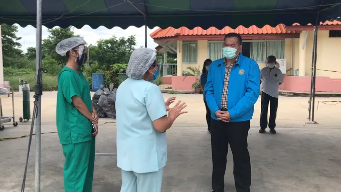 เสธ.แก้วฯ จัดอาหารเครื่องใช้ รพ.สนามฯ พร้อมลงพื้นที่พบชาวบ้านเพื่อให้กำลังใจ  โดยมียอดติดเชื้อวันเดียว 814 ราย ผลจากคลัสเตอร์ในเรือนจำ 338 รายดับ 8 ราย