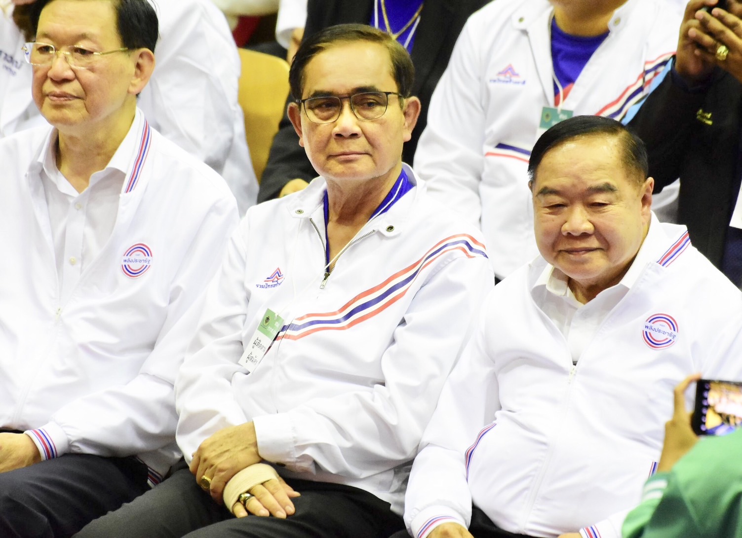 "บิ๊กตู่-บิ๊กป้อม" ชื่นมื่น ! นั่งใกล้กัน รอลุ้นลูกพรรคจับเบอร์ (มีคลิป)