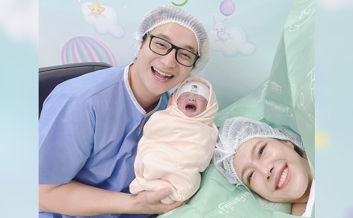 คลอดแล้ว! "แนท-เป๊ก" ต้อนรับสมาชิกใหม่ "น้องเรมีอา"  