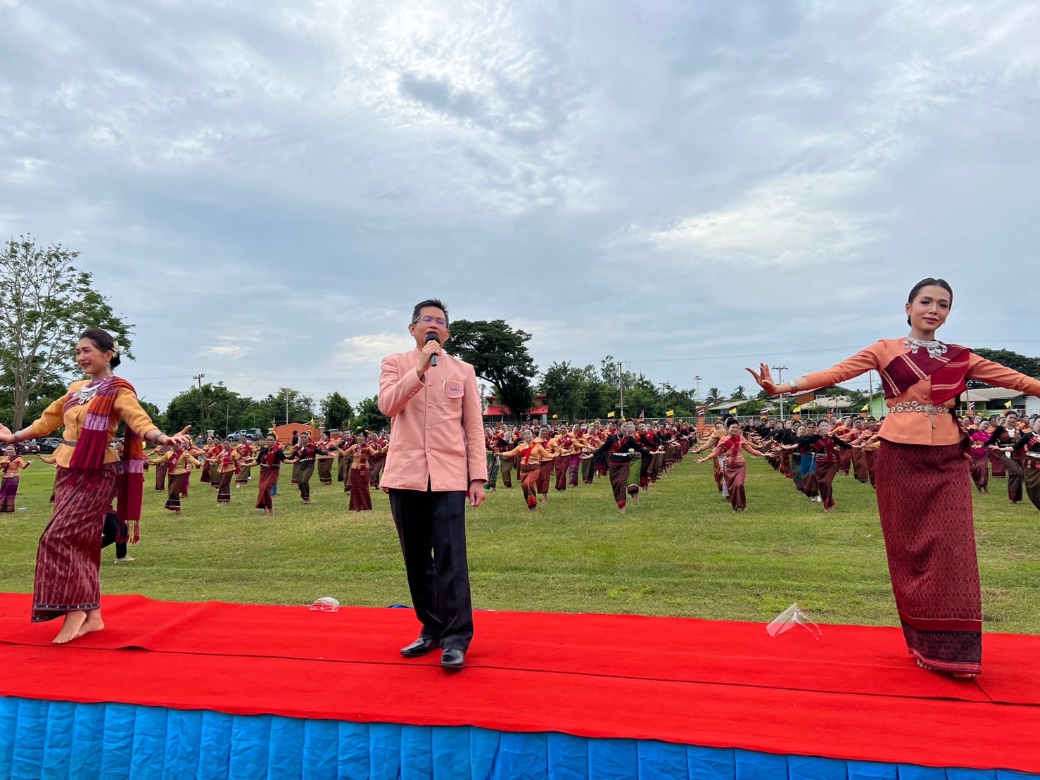 จัดยิ่งใหญ่ตระการตา  ครบรอบ 33 ปี อ.ศรีรัตนะ  รำลึกคุณความดีเชิดชูบรรพบุรุษผู้สร้างบ้านแปงเมือง