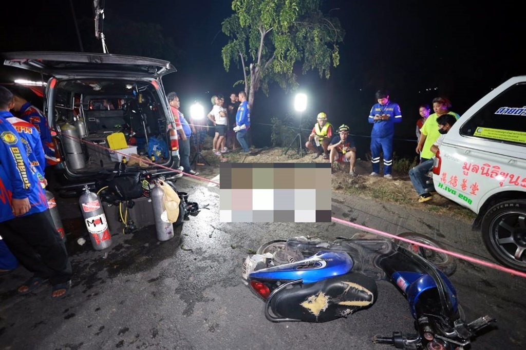 โจ๋บ้านหวายเหนียว ซิ่ง จยย.เสียหลักล้มคว่ำหัวโหม่งเสาไฟร่างกระเด็นตกคลองดับ