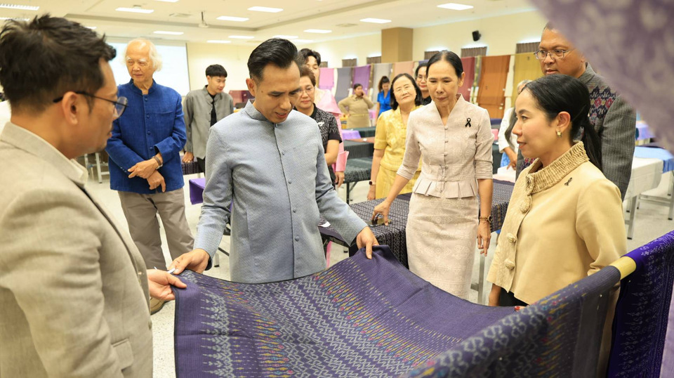 “ลพบุรี” เฟ้นสุดยอดผ้าไทย 158 ชิ้น! ชู “ผ้าลายพระราชทาน” สู่เวทีระดับภาค ดันเศรษฐกิจชุมชน-สร้างมูลค่าผ้าไทย