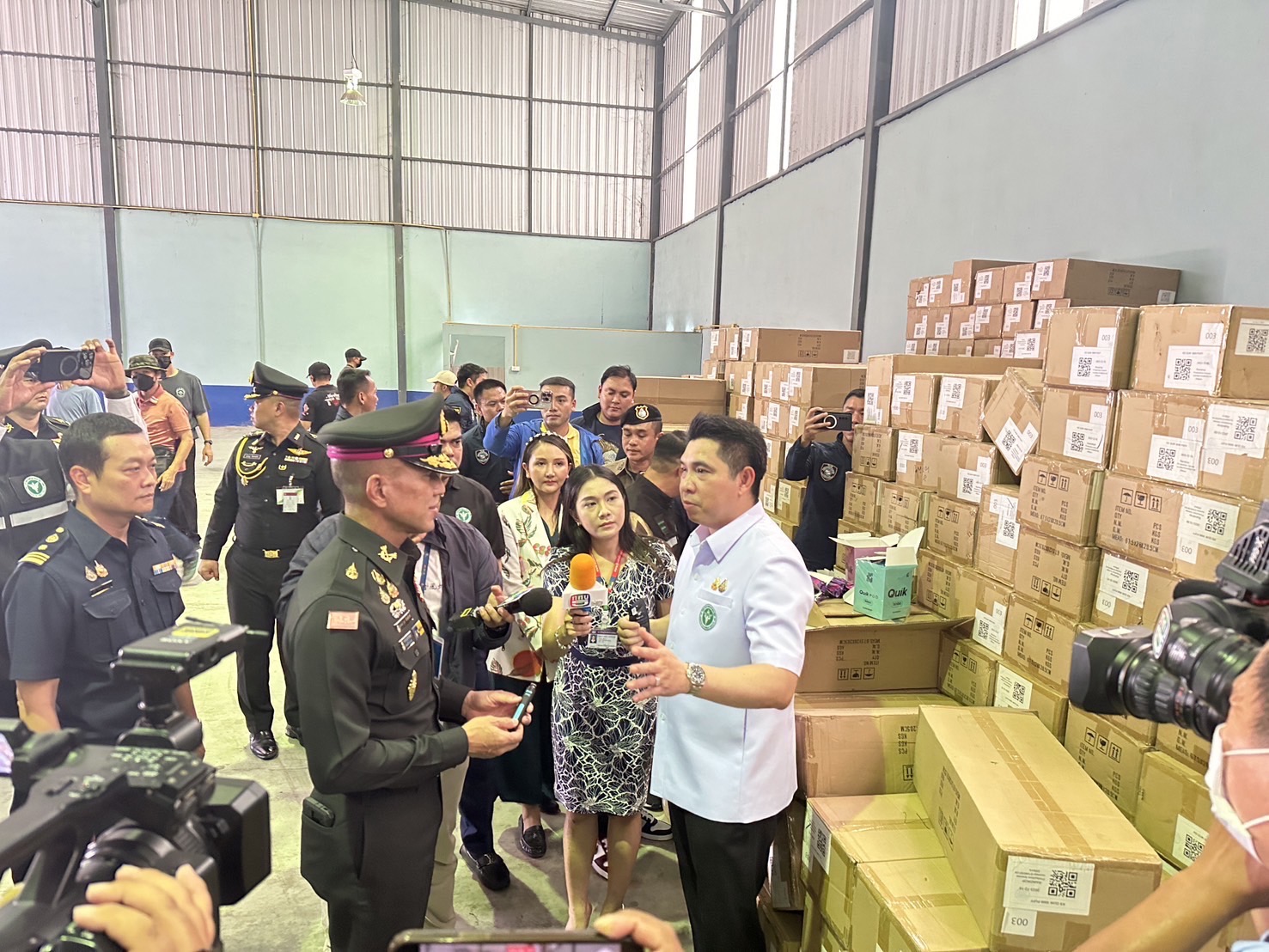 ด่วน! มทบ.11 ร่วม ตร. ตรวจยึดโกดังเก็บบุหรี่ไฟฟ้า ผิดกฎหมายของกลางนับหมื่นชิ้น
