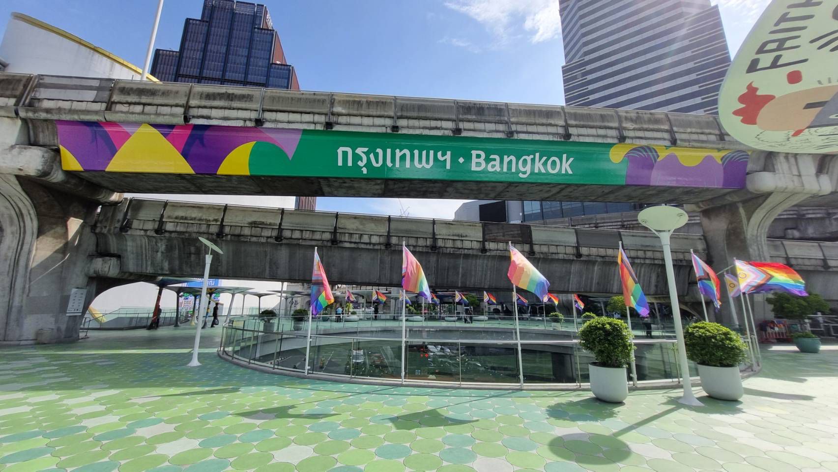 "ชัชชาติ" แจงงบ 3 ล้านสร้างอัตลักษณ์ กทม. ยินดีคนเห็นต่างสติกเกอร์คานรางรถไฟฟ้า
