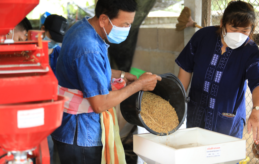 ศูนย์เมล็ดพันธุ์ข้าวลำปาง ส่งเสริมนวัตกรรมกลุ่มนาแปลงใหญ่ข้าวบ้านหนองร่อง ยกระดับผลิตเมล็ดพันธุ์ข้าวพันธุ์ดี