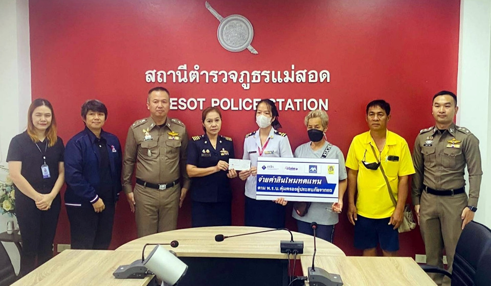 คปภ.มอบเงิน 5 แสนเยียวยาไรเดอร์แม่สอด ถูกรถขนต่างด้าวจีนเทาชนเสียชีวิต