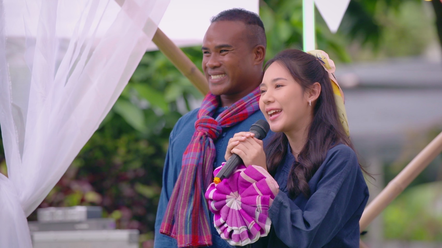  “รัศมีแข” จับมือ “ญดา” โชว์ร้องเชียร์แขก !!! พลิกโฉมหมู่บ้านครั้งใหญ่ ใน “ผู้ใหญ่ลี ศรีบานเย็น” Ep.15 