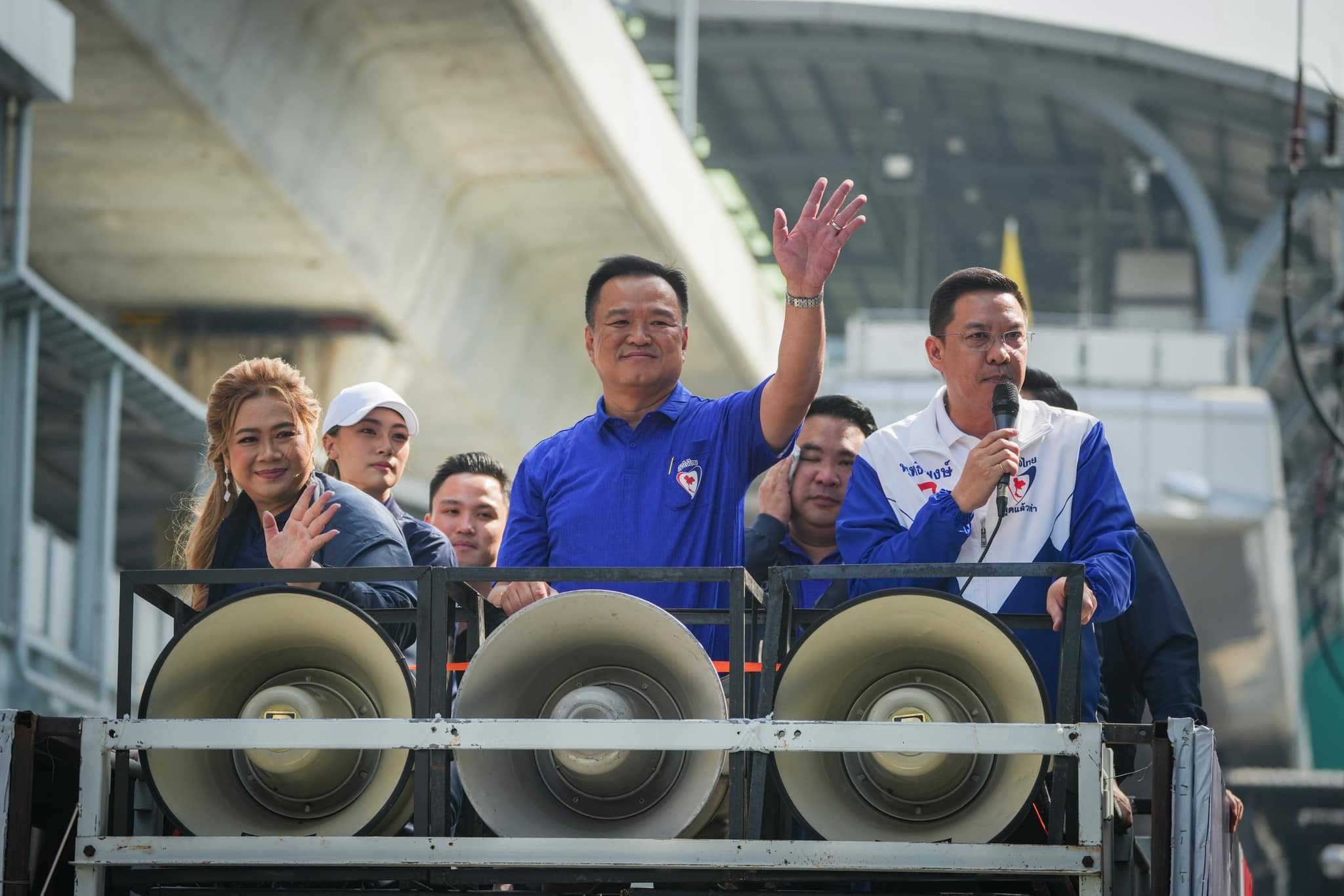ขอคะแนนโค้งสุดท้าย ! “อนุทิน” นำทีม กทม. "ภูมิใจไทย" ขึ้นรถแห่ขอบคุณชาวกรุง ย้ำทำครบ ทำดีที่สุด หวังตอกเสาเข็มกรุงเทพฯสำเร็จ