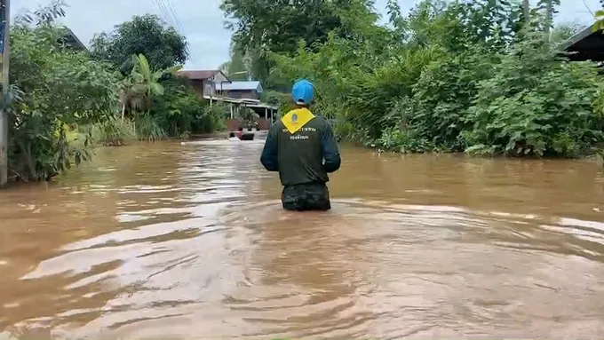 น้ำป่าไหลหลากจากเทือกเขาเพชรบูรณ์ เอ่อล้นตลิ่งลำน้ำเชิญ ไหลเข้าท่วมพื้นที่ขอนแก่นแล้ว