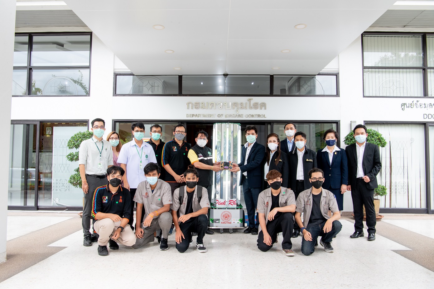 “มจพ.” มอบหุ่นยนต์ประดู่แดงฉายแสง UVC        ให้ รพ.รามาฯ-สถาบันบำราศฯสู้โควิด 