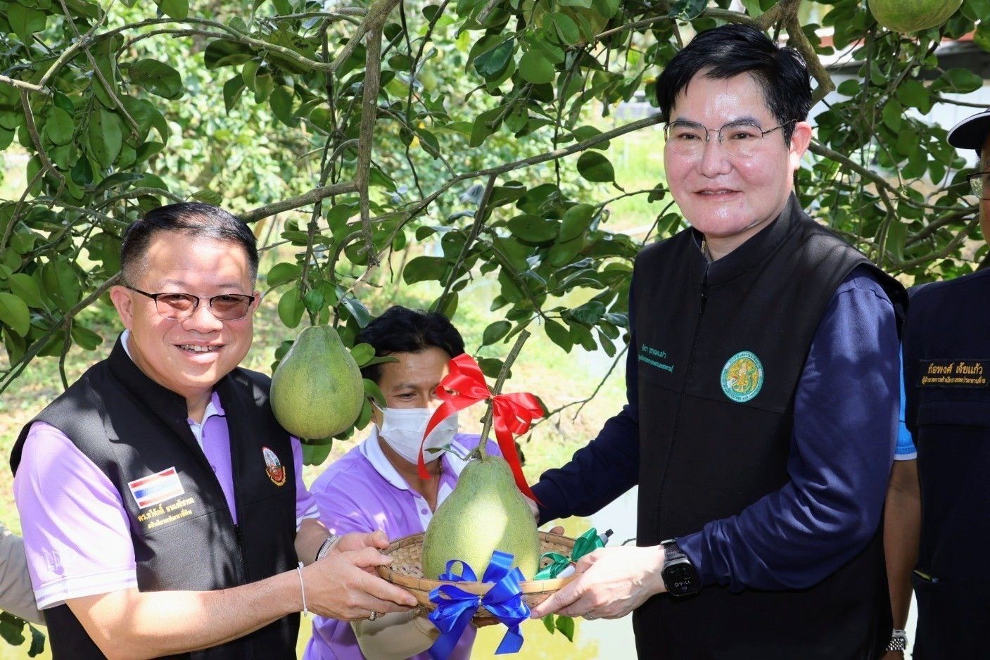 "อธิบดีทวีศักดิ์" นำทีม พด. ร่วมคณะ "รมช.อัครา" ตรวจเยี่ยมศูนย์เรียนรู้ปลูกส้มโอทับทิมสยามบ้านแสงวิมาน