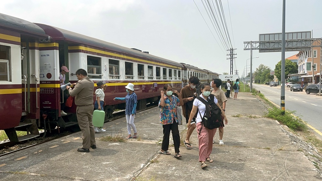 ผู้ประกอบการยิ้มร่า!! นทท.นั่งรถไฟเที่ยวสงกรานต์พัทยาสุดคึกคัก 
