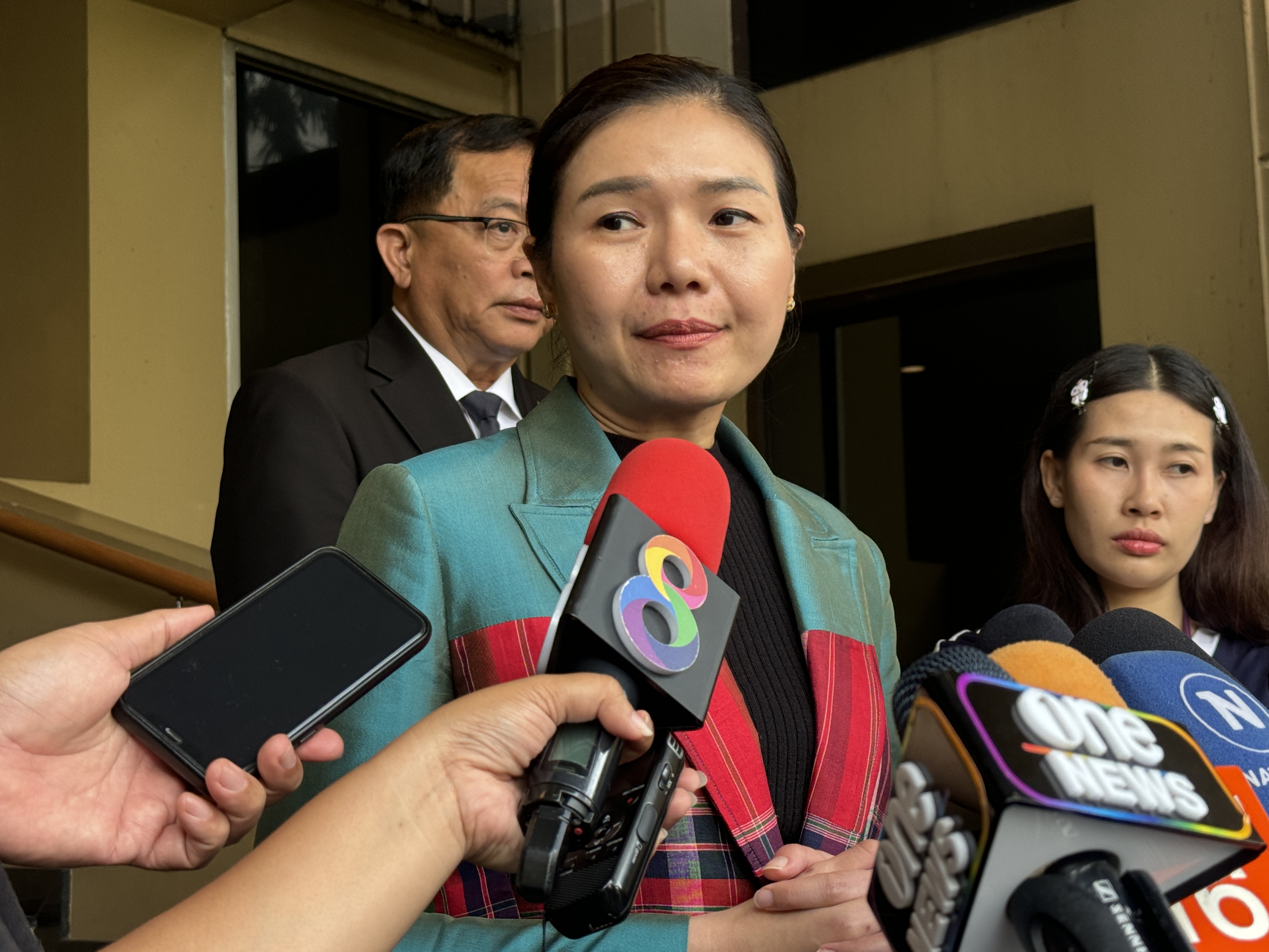 “จิราพร” บอก "สคบ." เตรียมริบโล่ "ดิไอคอนกรุ๊ป" หลังพบ ใช้ผิดวัตถุประสงค์ ตั้ง คกก.สอบปม "เทวดา สคบ." รับส่วย ส่ง "ประเสริฐ" เซ็นพรุ่งนี้