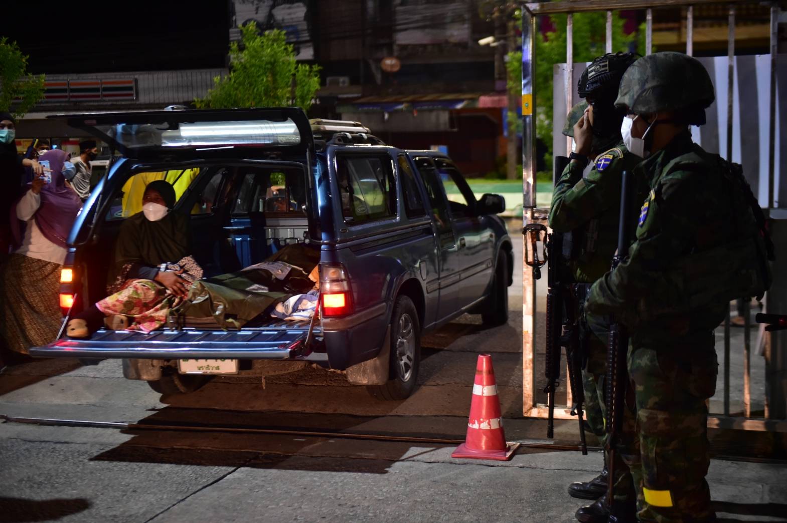 ญาติมารับร่างไร้วิญญาณ 4 ผู้ก่อเหตุรุนแรง หลัง จนท.นำออกจากยุทธการฮูแตยือลอ
