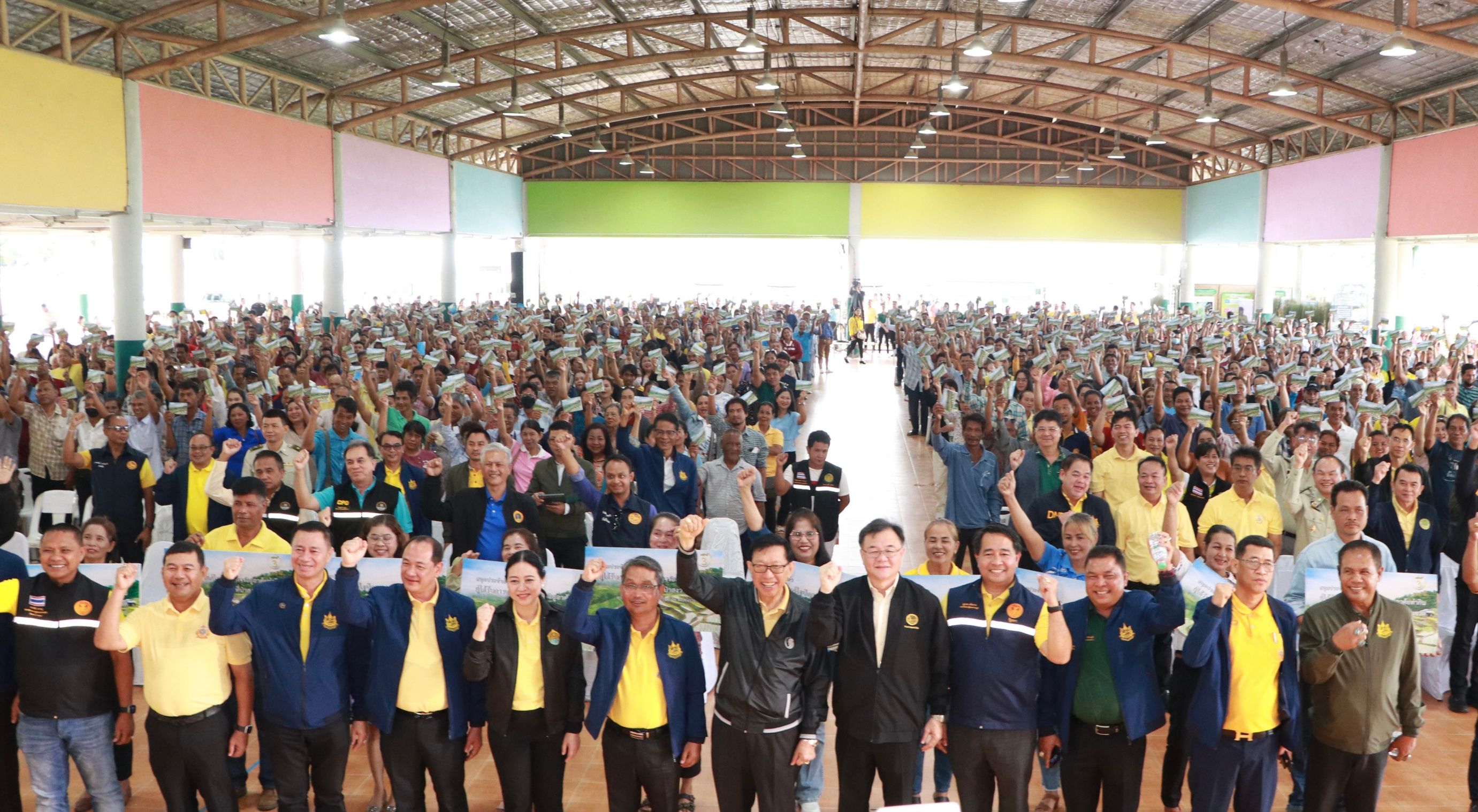ชาวนครศรีฯ ปลื้ม !!!  กระทรวงทรัพย์ ฯ  มอบสมุดประจำตัวที่ดินทำกินกว่า 37,334 ไร่ ให้แก่ชาวบ้านกว่า 1,972 ราย