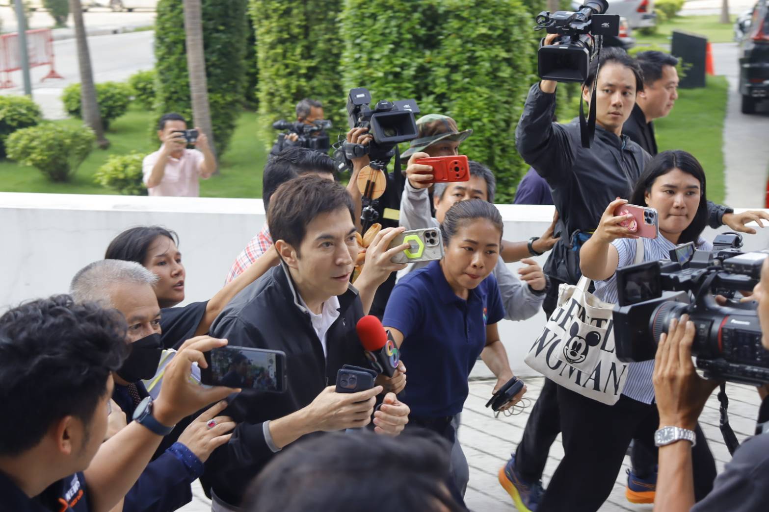 "แซม-มิน" ดอดพบพนักงานสอบสวนปัดตอบสื่อ ร่วมงานดิไอคอน กรุ๊ป