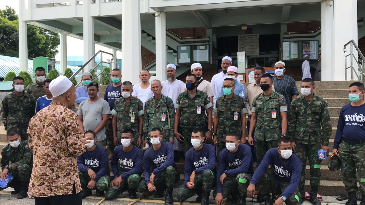 ทหารนาวิกโยธิน ร่วมกับผู้นำศาสนาพร้อมใจทำความสะอาดมัสยิดกลางป้องกันเชื้อไวรัสโควิด-19 