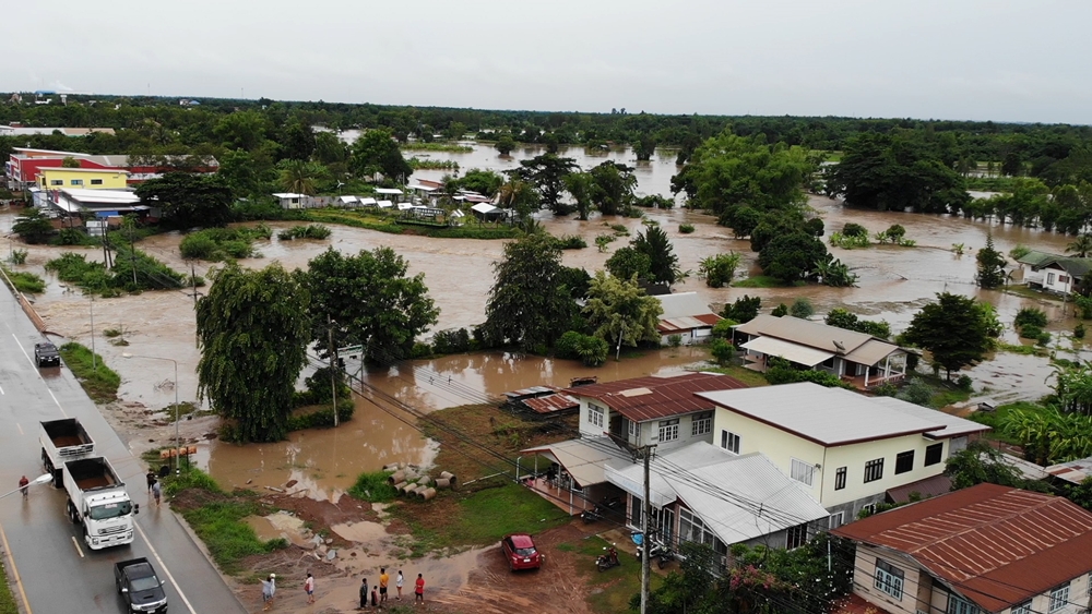 หนองบัวลำภูฝนตกหนักน้ำป่าไหลท่วมถนนรถเล็กไม่สามารถผ่านไปได้บ่อปลาไร่นาชาวบ้านเสียหายนับพันไร่ 