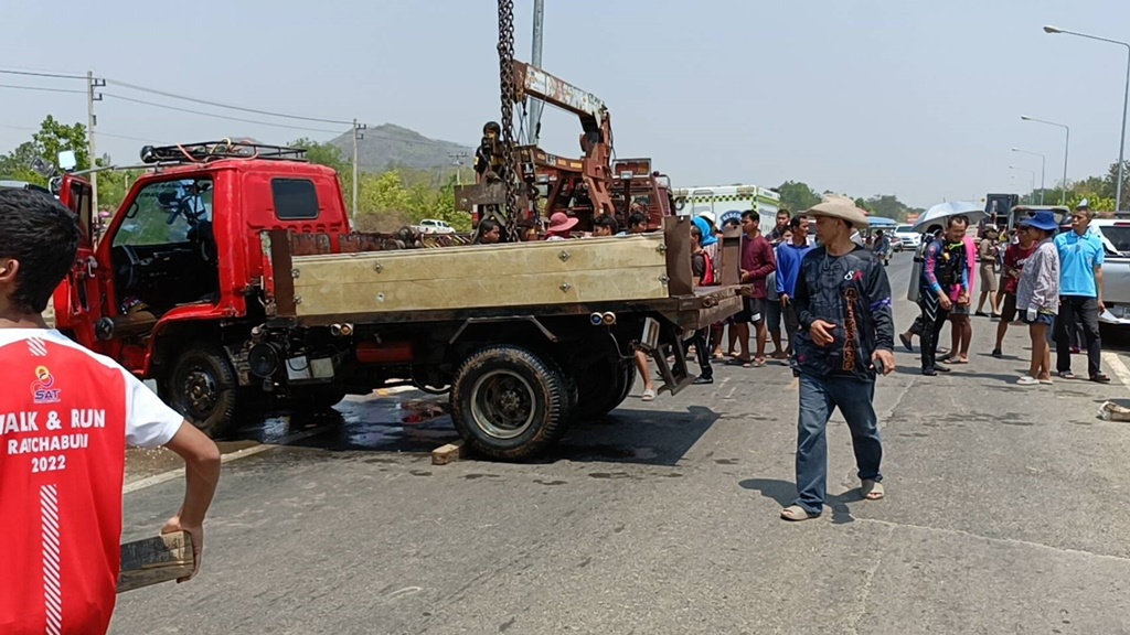 หนุ่มขับรถบรรทุกรถแบคโฮคันเล็กหลับใน พุ่งตกคลองดับ 