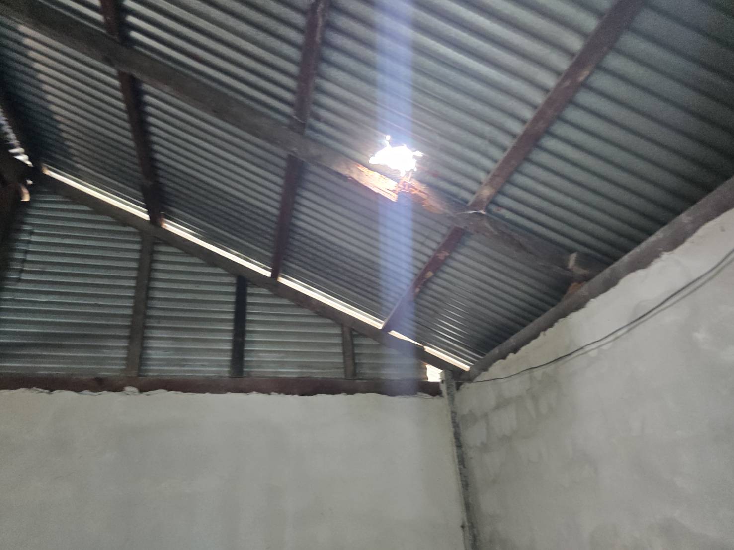 บุรีรัมย์ ช่องสายตะกูปะทะเดือด BM21 เจาะหลังคาทะลุพื้นบ้าน วัวตายเกลื่อน