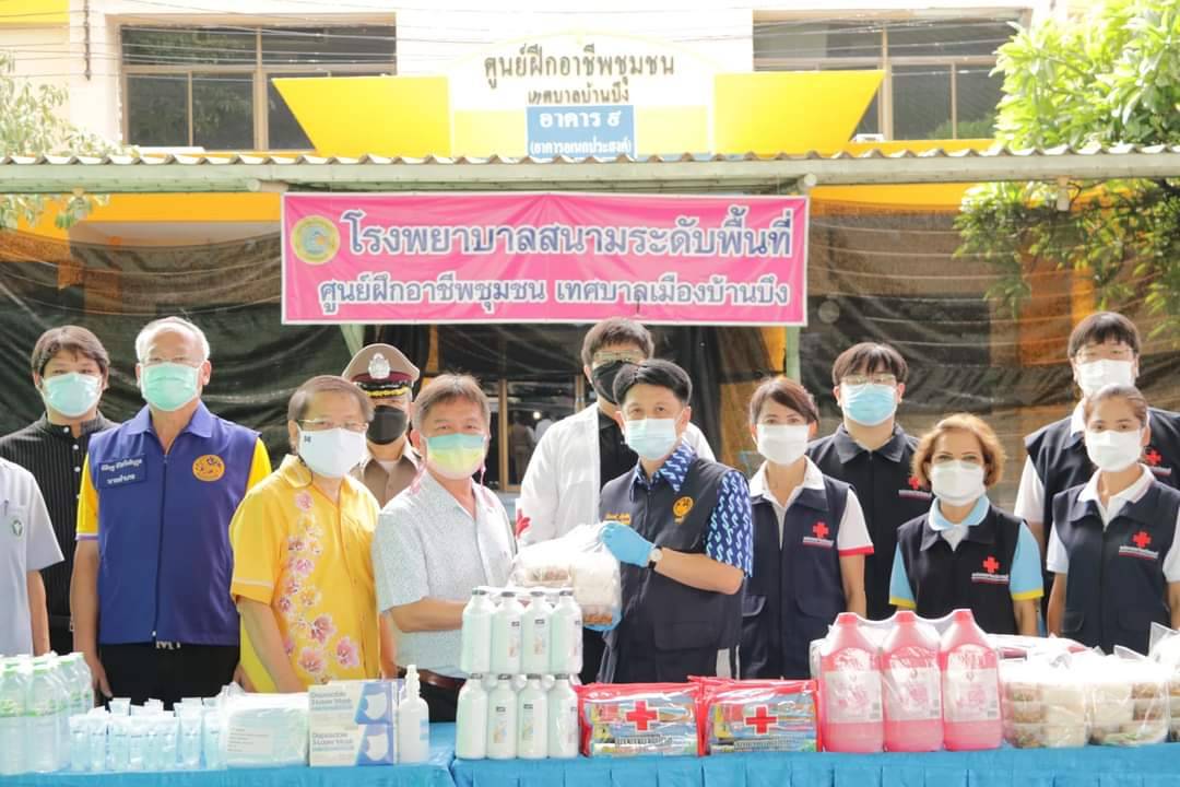 ผู้ว่าฯชลบุรี พร้อมนายกเหล่ากาชาด ลงพื้นที่ให้กำลังใจประชาชนผู้ที่ได้รับผลกระทบโควิด พร้อมเยี่ยม CI อำเภอบ้านบึง