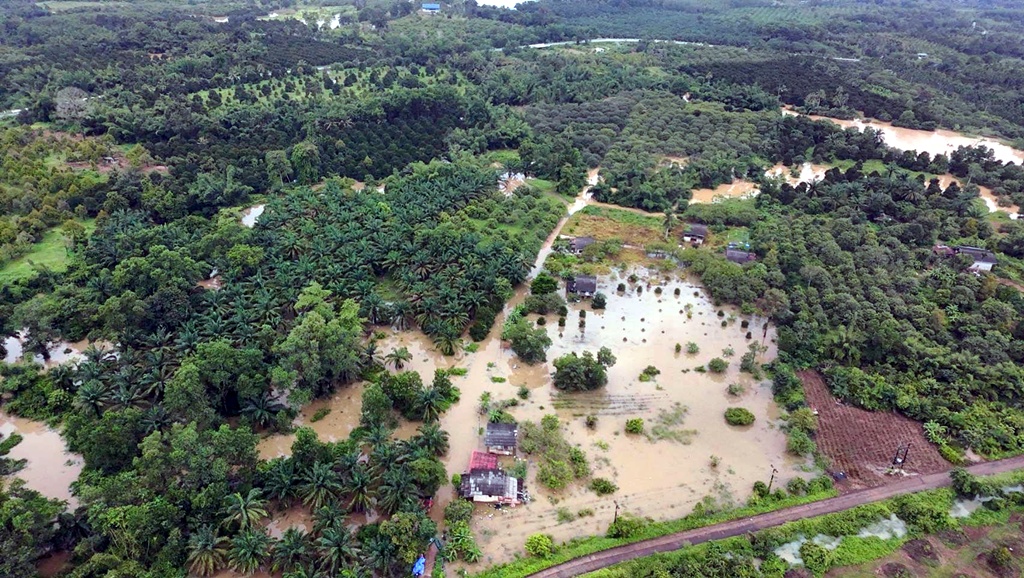 ตราดฝนตกหนักทั้งคืน น้ำล้นคลองสะตอ เอ่อล้นท่วม 4 หมู่บ้าน