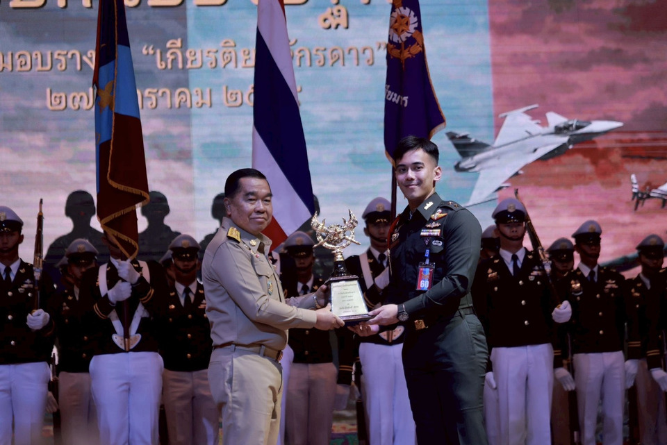 “บิ๊กเล็ก” สดุดีทหารพลีชีพชายแดน มอบรางวัลเกียรติยศจักรดาว “หมวดบุ้ค เนิน 350” ชี้เสียสละไม่สูญเปล่า
