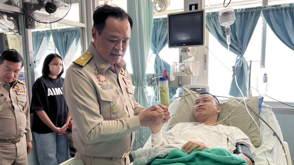นายกฯ บินด่วนเยี่ยมทหารเหยียบทุ่นระเบิดชายแดนตราด ลั่นทำแบบนี้อย่าหวังเลิกแล้วต่อกัน 