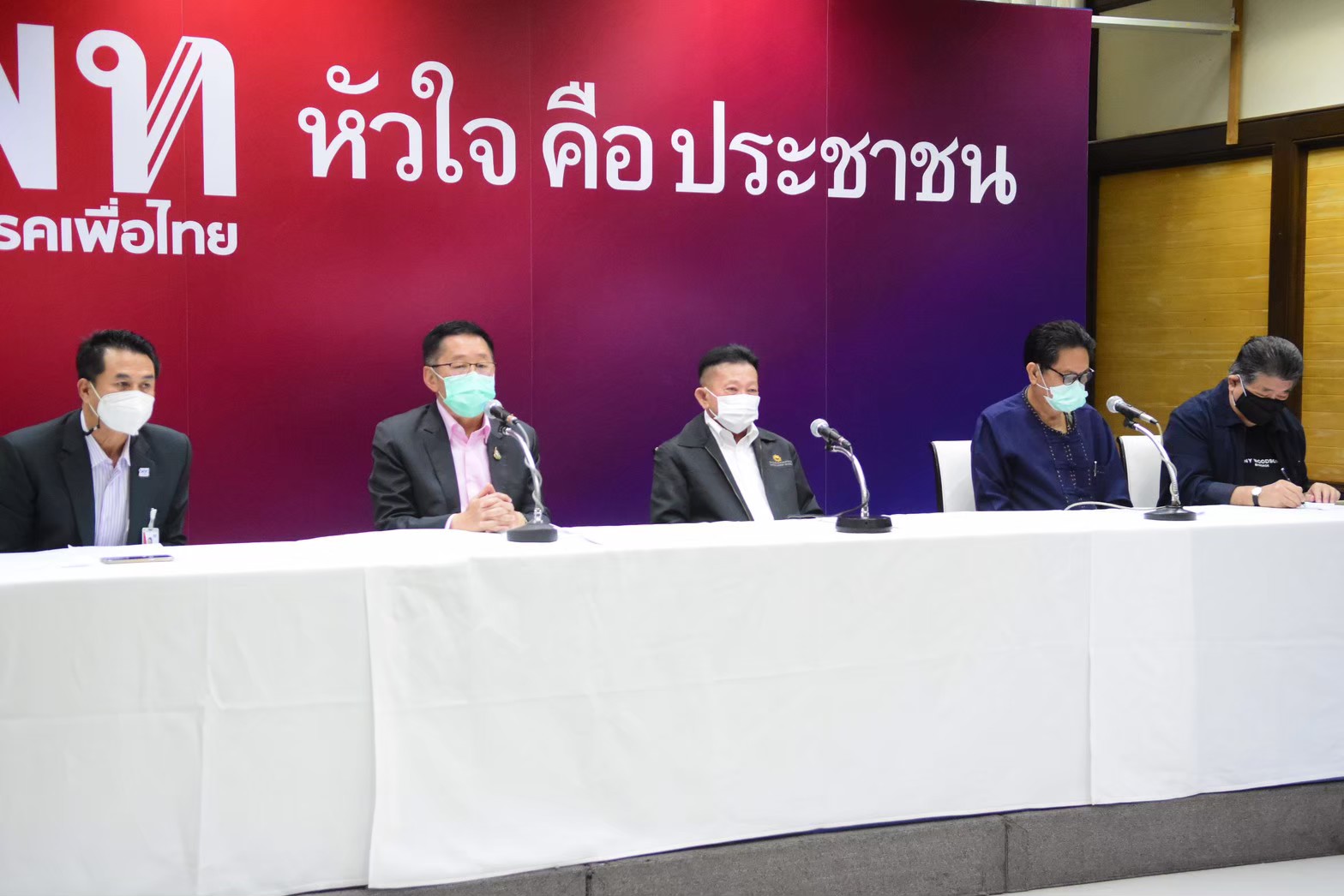 "เพื่อไทย" ขับงูเห่า “ศรัณย์วุฒิ-พรพิมล” พ้นพรรค ตักเตือน “ชูวิทย์” ที่เหลือภาคทัณฑ์แลกส่งลงสมัครสมัยหน้า