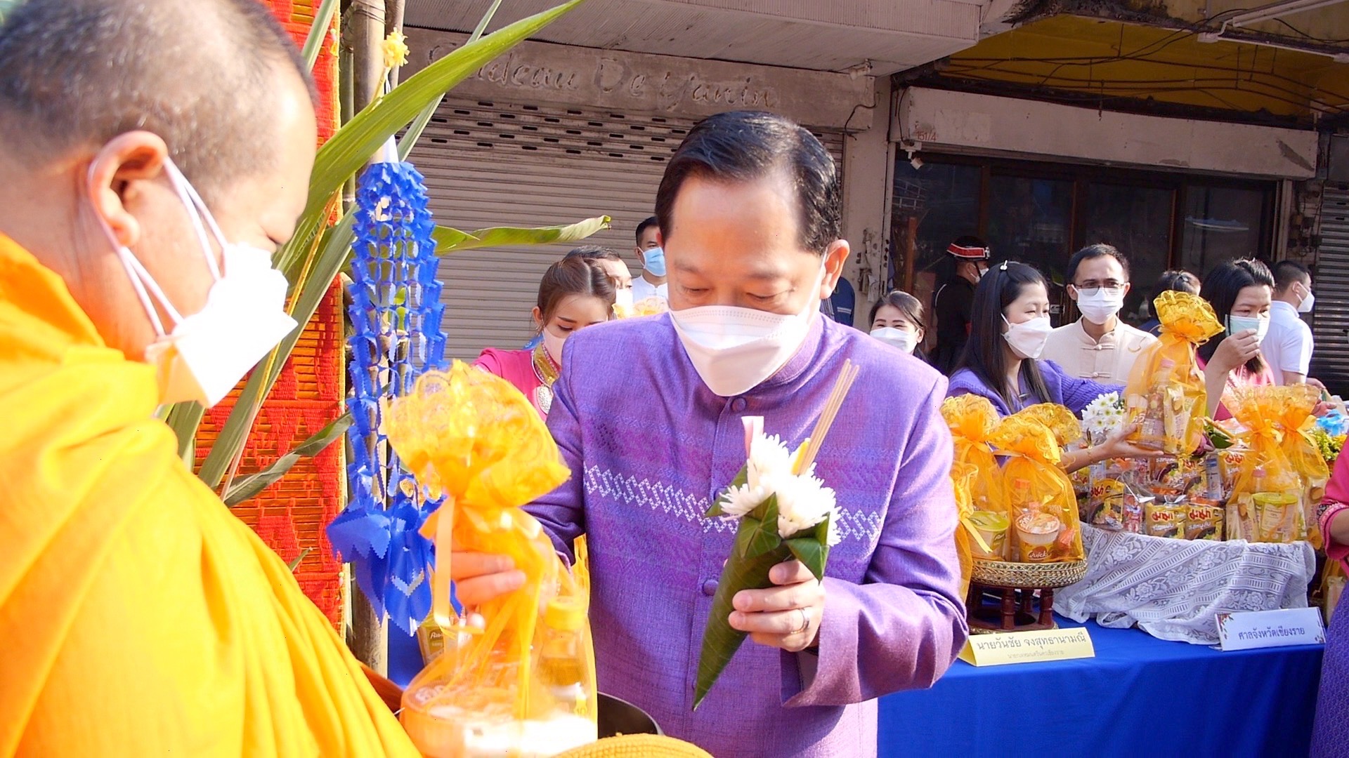 เชียงรายคึกคักตักบาตรวันสงกรานต์ "ป๋าเวณีปี๋ใหม่เมือง"