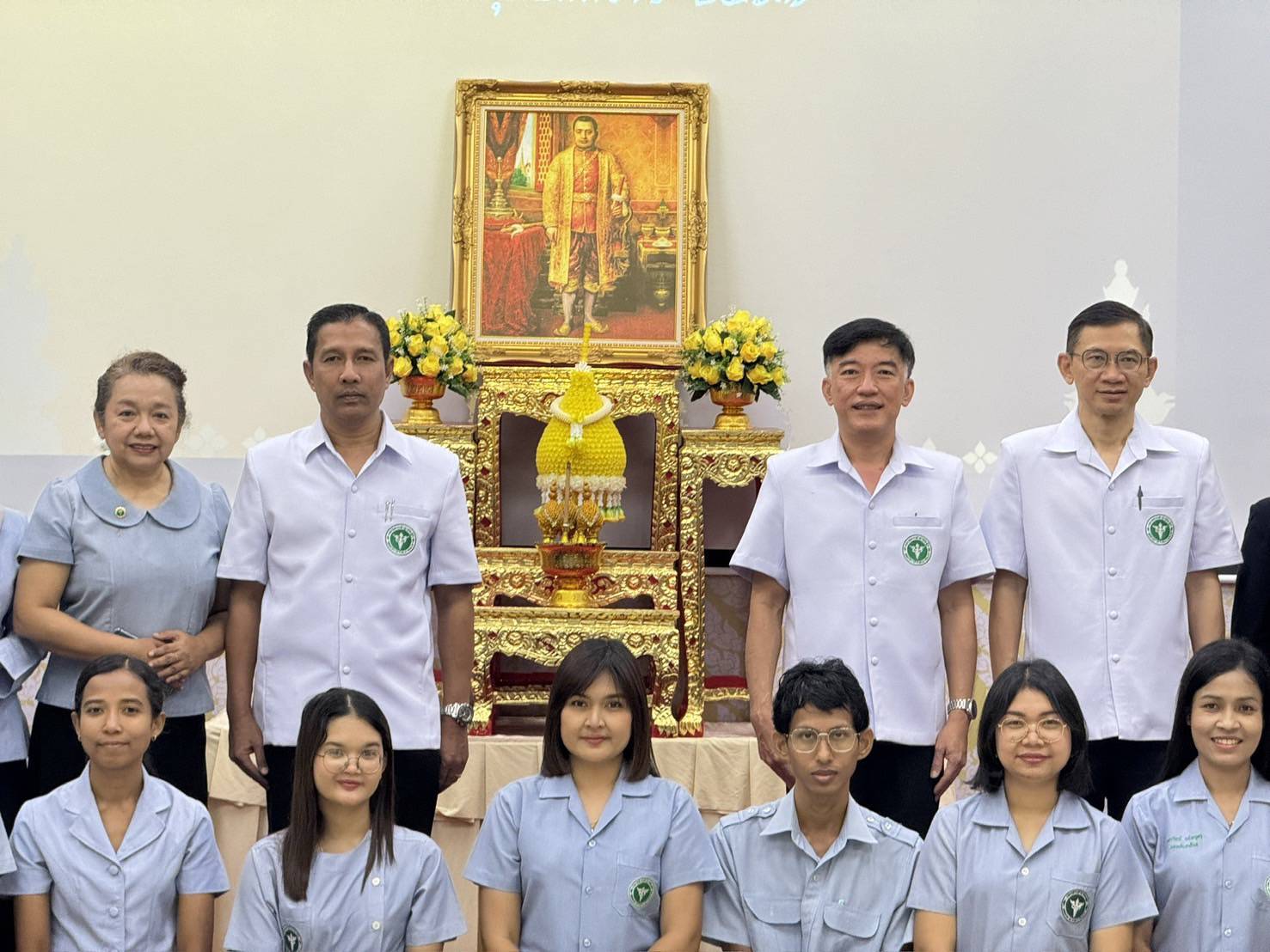 สสจ.กระบี่ วางพานพุ่มดอกไม้ถวายราชสักการะ “พระบิดาแห่งการแพทย์แผนไทย” เนื่องใน “วันภูมิปัญญาการแพทย์แผนไทยแห่งชาติ”