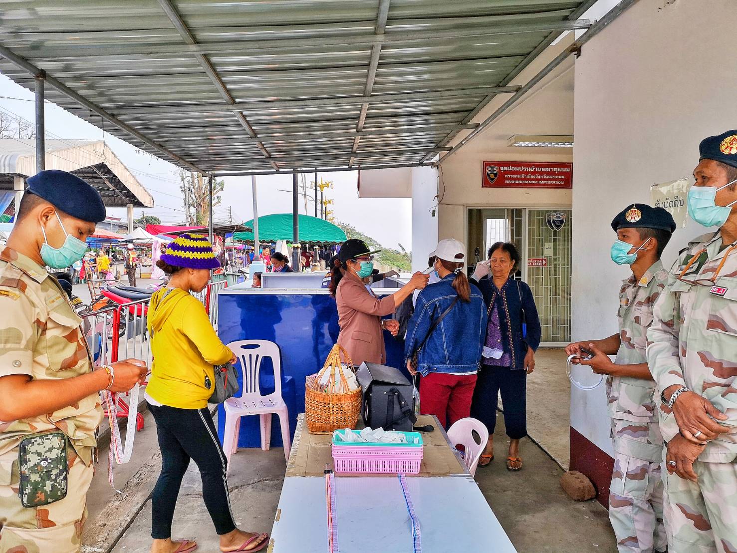 โควิด-19 กระทบตลาดลาวซบเซา อ.ธาตุพนม เข้ม คัดกรองเข้าออก ผู้ว่าฯ ยันไม่ปิดจุดผ่อนปรนตลาดไทยลาว 