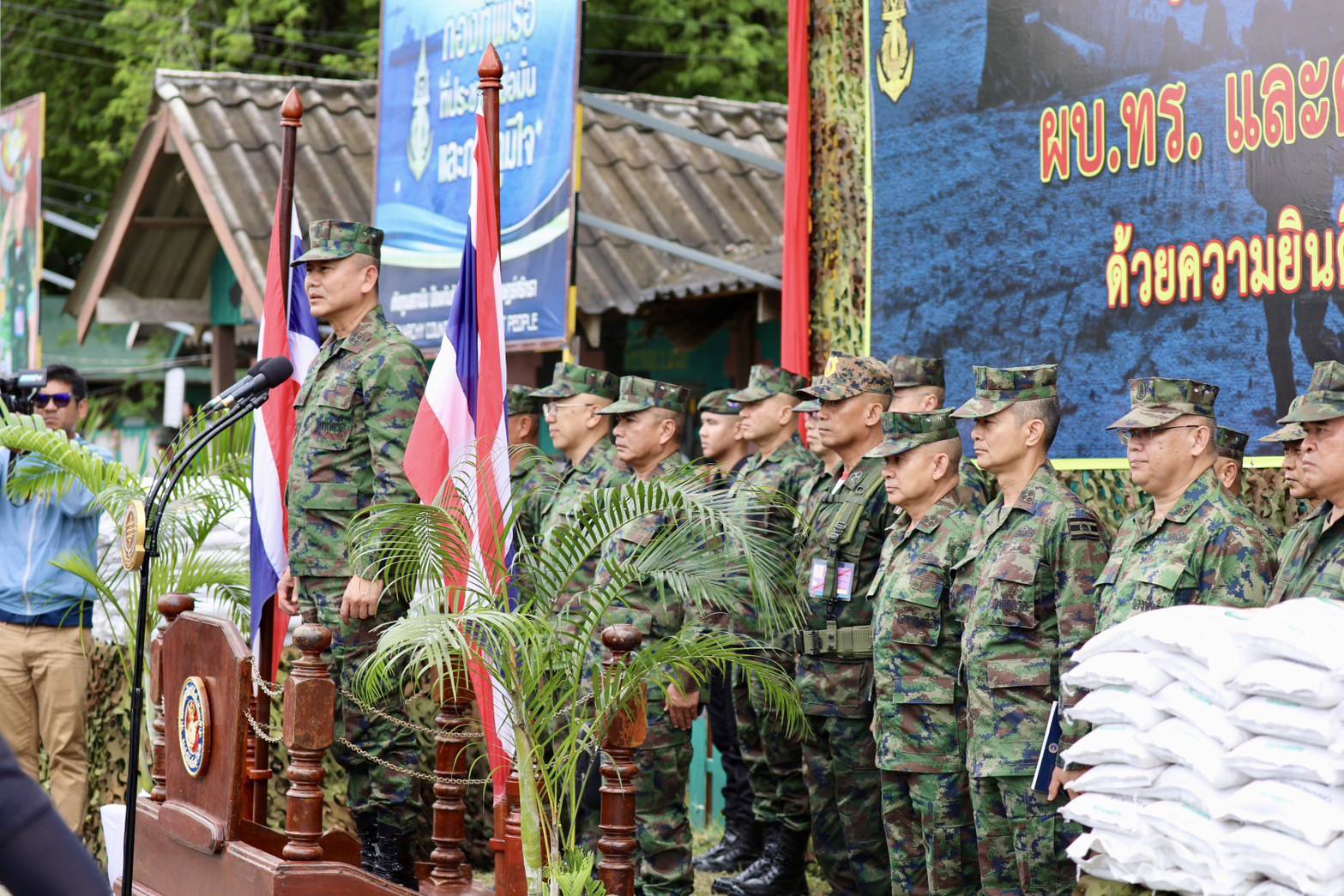 “ผบ.ทร.” ลงพื้นที่จุดผ่านแดนถาวรบ้านแหลม เตือนต้องไม่ประมาท อดทนอดกลั้น