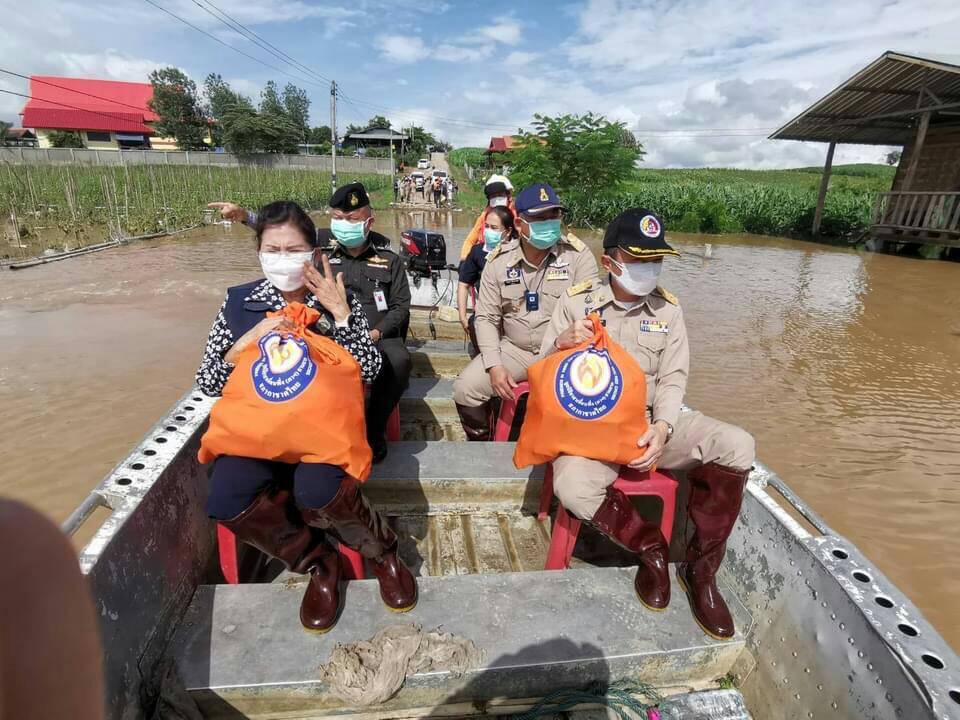 พ่อเมืองตากลงพื้นที่มอบถุงยังชีพพระราชทานให้แก่ผู้ประสบอุทกภัย