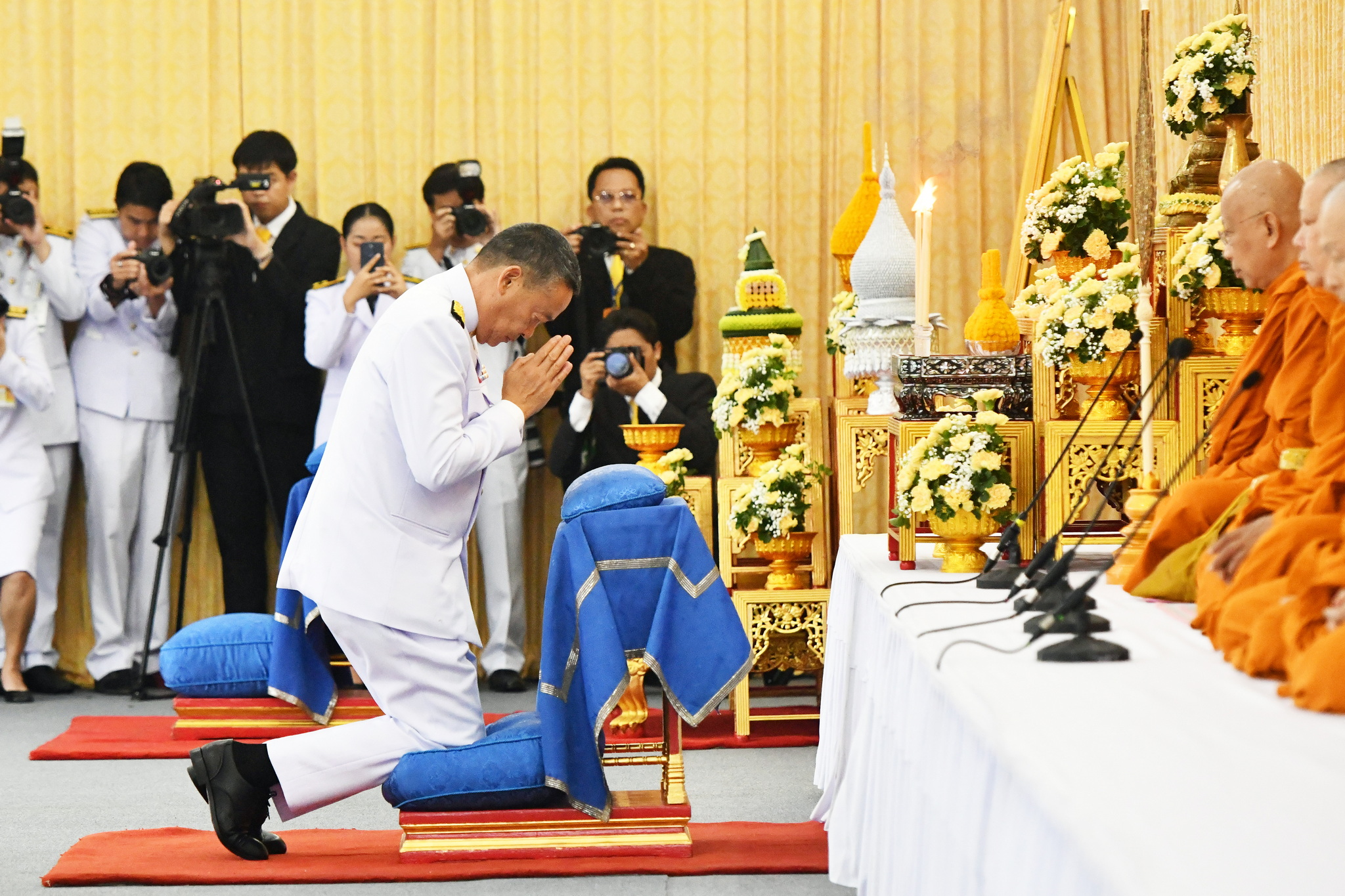 นายกฯ-ภริยา เป็นประธานพิธีเจริญพระพุทธมนต์ และพิธีทำบุญตักบาตรถวายพระราชกุศล 