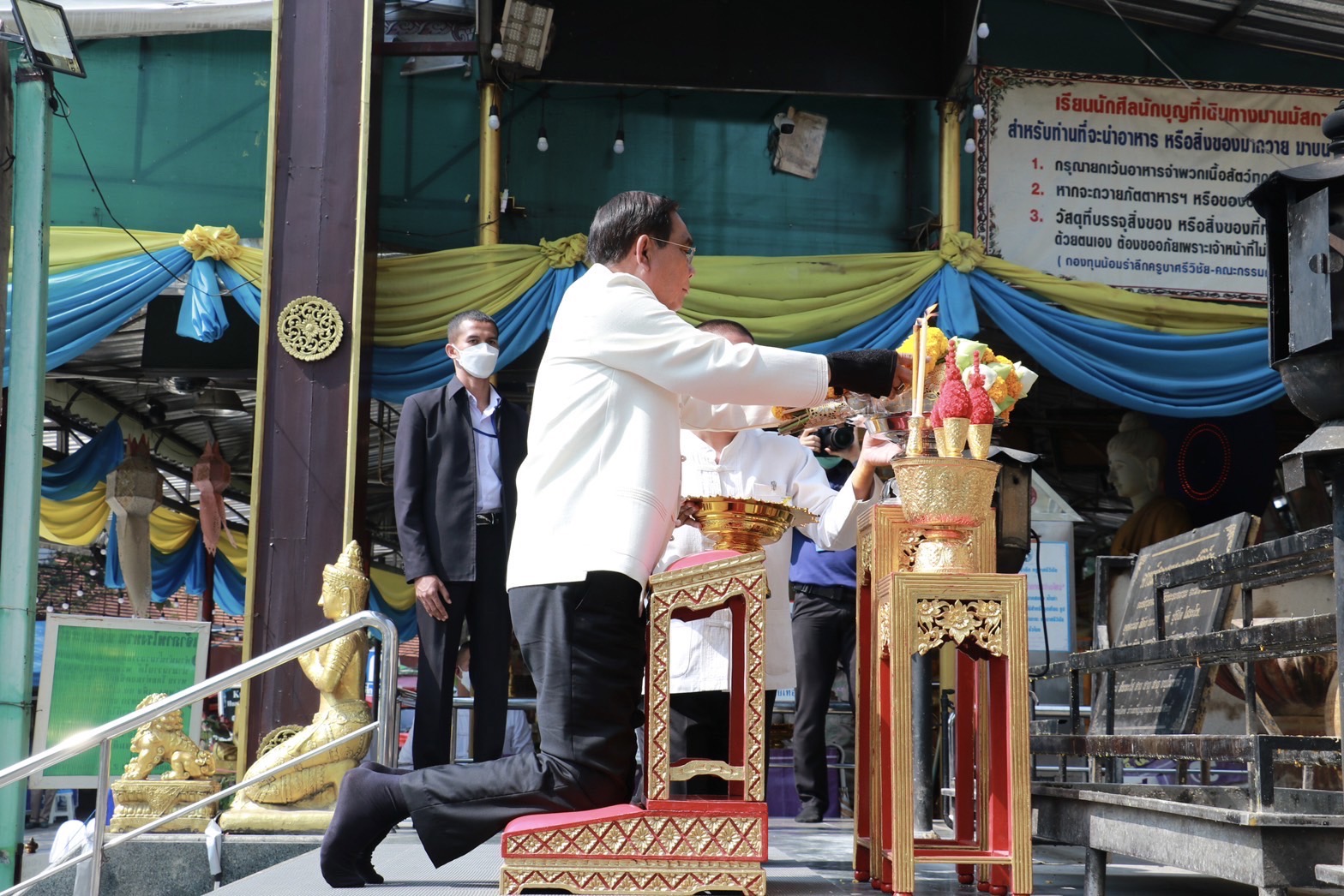 "ประยุทธ์"กราบอนุสาวรีย์ครูบาเจ้าศรีวิชัยฯเป็นสิริมงคลระหว่างลงพื้นที่เชียงใหม่